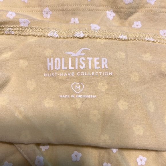 🔴SOLD🔴 Hollister Crop Top - Picture 3 of 3